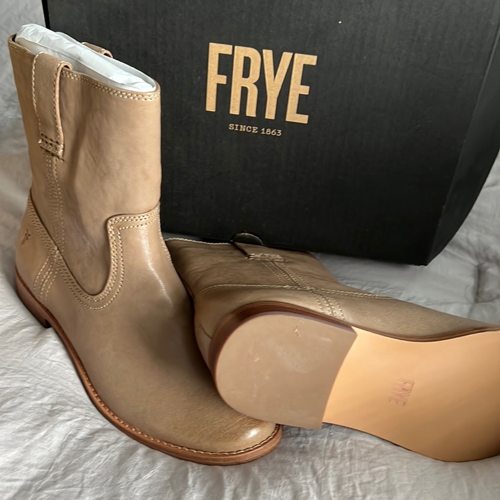 FRYE ANNA short ash colored Boot